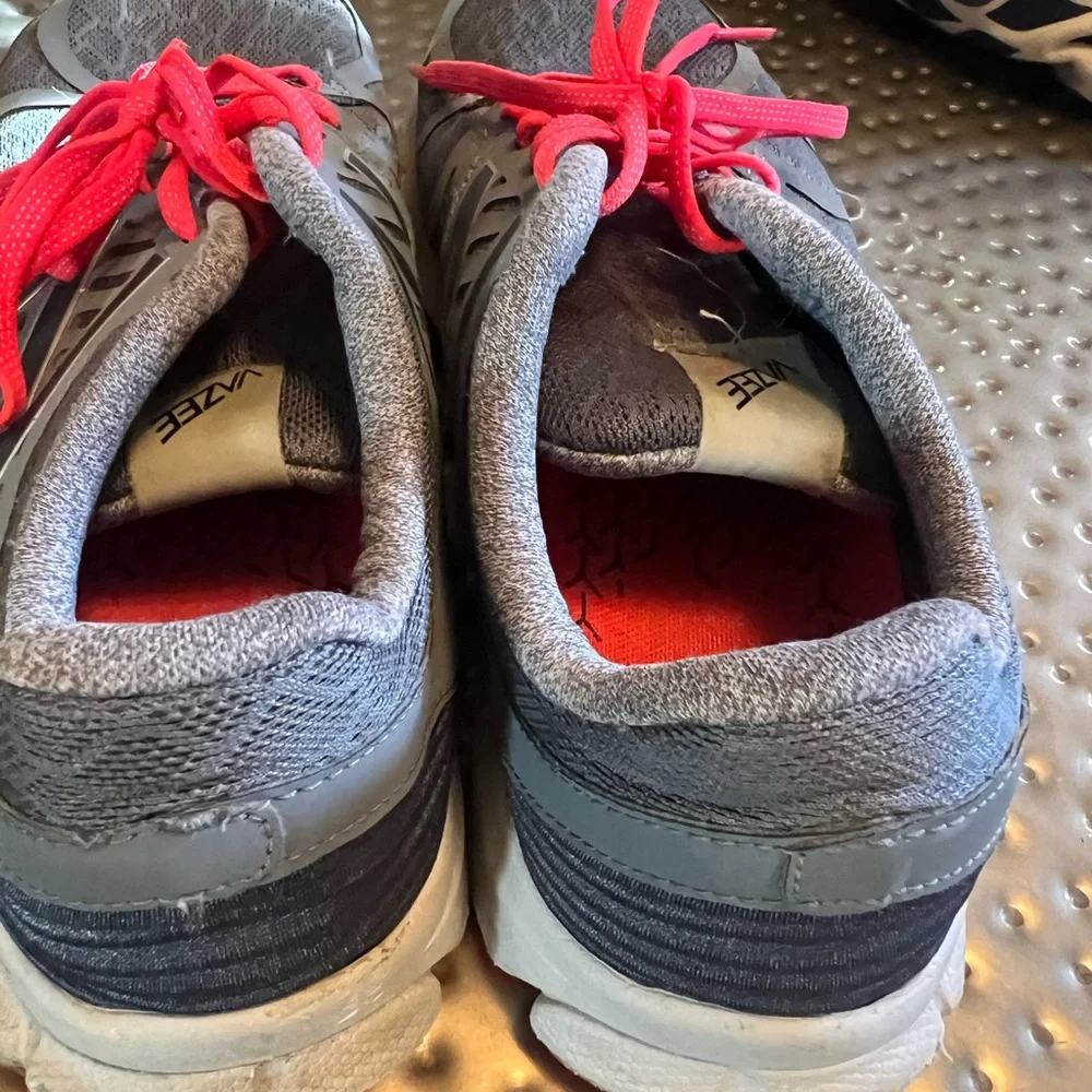 New Balance Mens Sneakers in Gray and Red Size 12